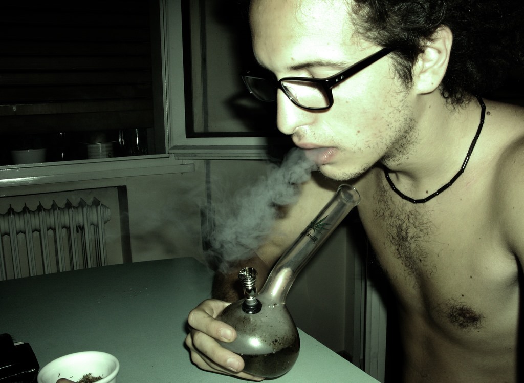 using a bong when smoking